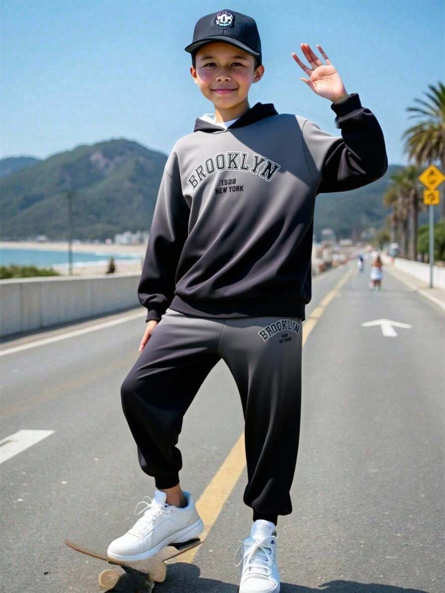 SHEIN 两件套青少年男童休闲渐变手写字母印花连帽衫和弹力腰带运动裤套装,适合秋季、春季、冬季穿着,适合户外玩耍、上学、街头摄影、聚会和休闲活动,性价比高。连帽衫和运动裤套装,两件套青少年男童连帽衫和运动裤,青少年男童运动服,青少年慢跑服,冬季套装,冬季服装,秋季服装,儿童服装,黑色上衣,黑色裤子 - 灰色 - 查看 1