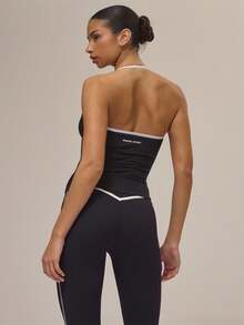 Musera Sport Top esportivo sem costura com decote em V contrastante, alças no pescoço e modelagem halter, ideal para atividades físicas no inverno, academia, pilates e momentos de lazer. - Preto e Branco - Ver 4