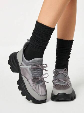 scarpi sportivi da donna con platform grigie, chunky, con tomaia in in rete e patchwork plissettato, allacciate, adatte per pendolarismo, attività all'aperto, strada, palestra