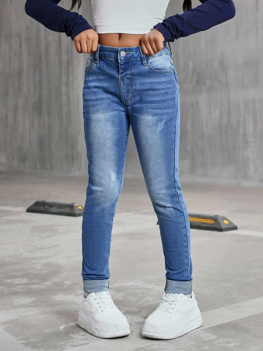 青少年女孩破洞牛仔裤，时尚休闲洗水蓝色牛仔裤，磨损下摆，卷边袖口，弹力紧身版型，适合上学和日常穿着 - 中等水洗藍 - 查看 1