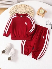 SHEIN 2 件套幼儿/婴儿男童/女童秋冬长袖运动衫和慢跑裤套装，舒适休闲日常时尚运动基本款，适合室内、户外、日常穿着、运动、玩耍、派对、拍照、度假、所有季节 - 酒紅色 - 查看 1