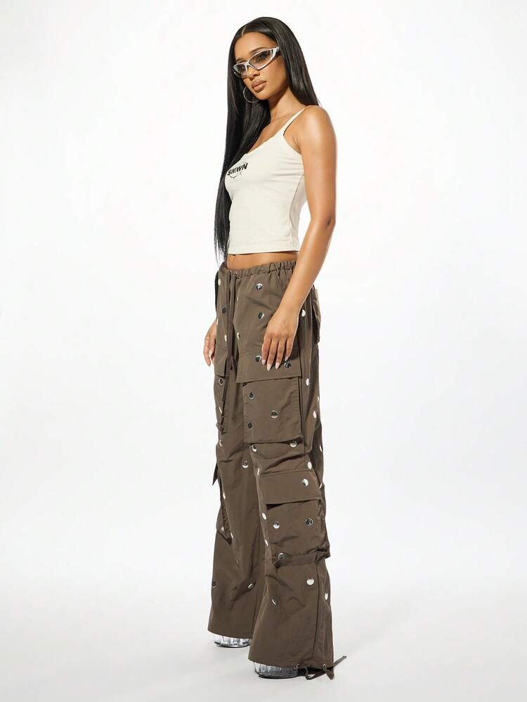 SUMWON WOMEN Pantalon cargo parachute à jambes larges avec clous surdimensionnés, poches multiples et taille à cordon pour le streetwear et la mode des festivals