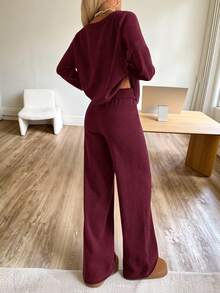 CovetEZ Set casual pentru femei, culoare solidă, cu umeri oblici, pulover și pantaloni tricotați, toamnă/iarnă, haine confortabile de toamnă și iarnă pentru femei, set confortabil din două piese, set din două piese, set confortabil pentru femei, cu mânecă lungă, set din două piese, set de relaxare, set confortabil din două piese, set pentru femei, două piese - Burgundia - Vizualizare 2