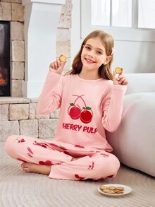 SHEIN 2 件樱桃字母“CHERRY PULP”印花圆领长袖和长裤睡衣套装，适合大女孩 - 粉色 - 查看 1