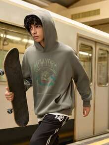 Open Phase STONE DISTRICT 男士字母和自由女神像印花口袋落肩连帽衫，学院风图案卫衣，街头服饰，适合秋冬春夏 - 深灰色 - 查看 8