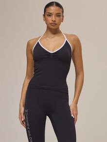 Musera Sport Top esportivo sem costura com decote em V contrastante, alças no pescoço e modelagem halter, ideal para atividades físicas no inverno, academia, pilates e momentos de lazer. - Preto e Branco - Ver 1