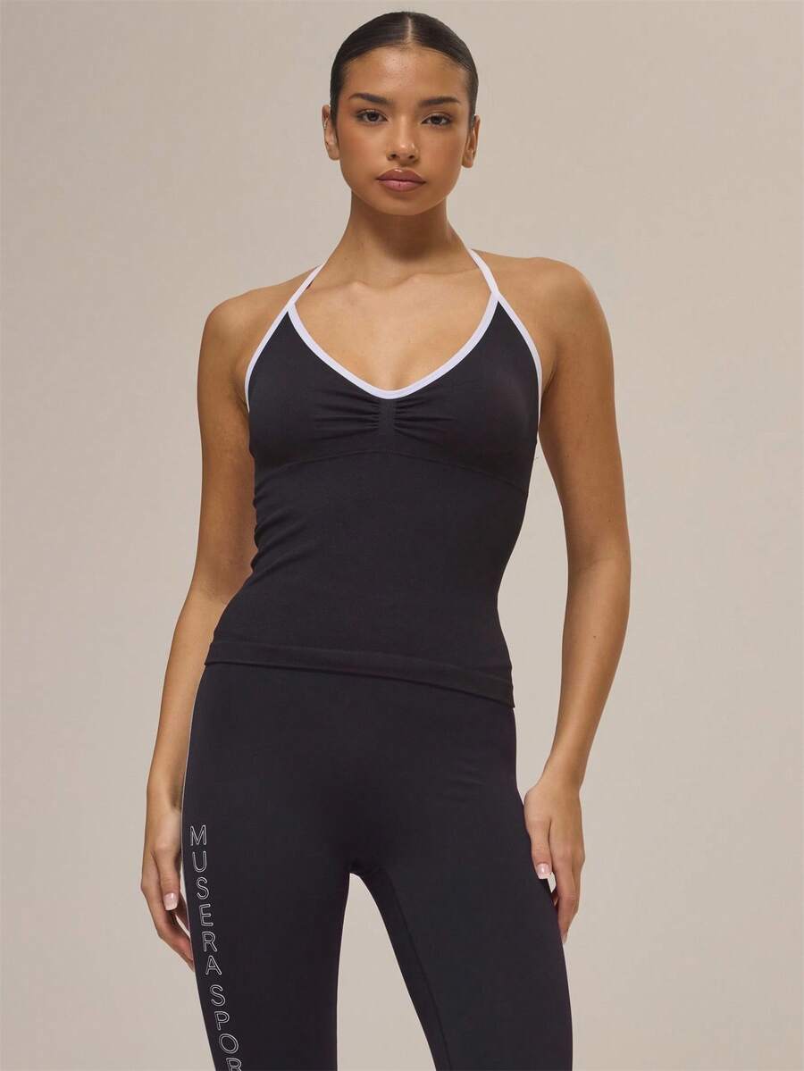 Musera Sport Top esportivo sem costura com decote em V contrastante, alças no pescoço e modelagem halter, ideal para atividades físicas no inverno, academia, pilates e momentos de lazer. - Preto e Branco - Ver 1