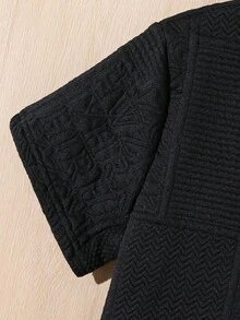 SHEIN 2 件青少年男孩休闲百搭贴花 V 领短袖 T 恤和直筒纯色针织裤套装，适合上学、运动、旅行和度假 - 黑色 - 查看 3