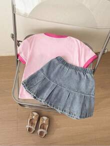 SHEIN Genkimix Kids 2 件套女孩牛仔蓝色优雅学校假期可爱粉色针织拼布撞色心形印花短袖上衣和灰蓝色牛仔休闲裙套装，春夏 - 粉色 - 查看 2