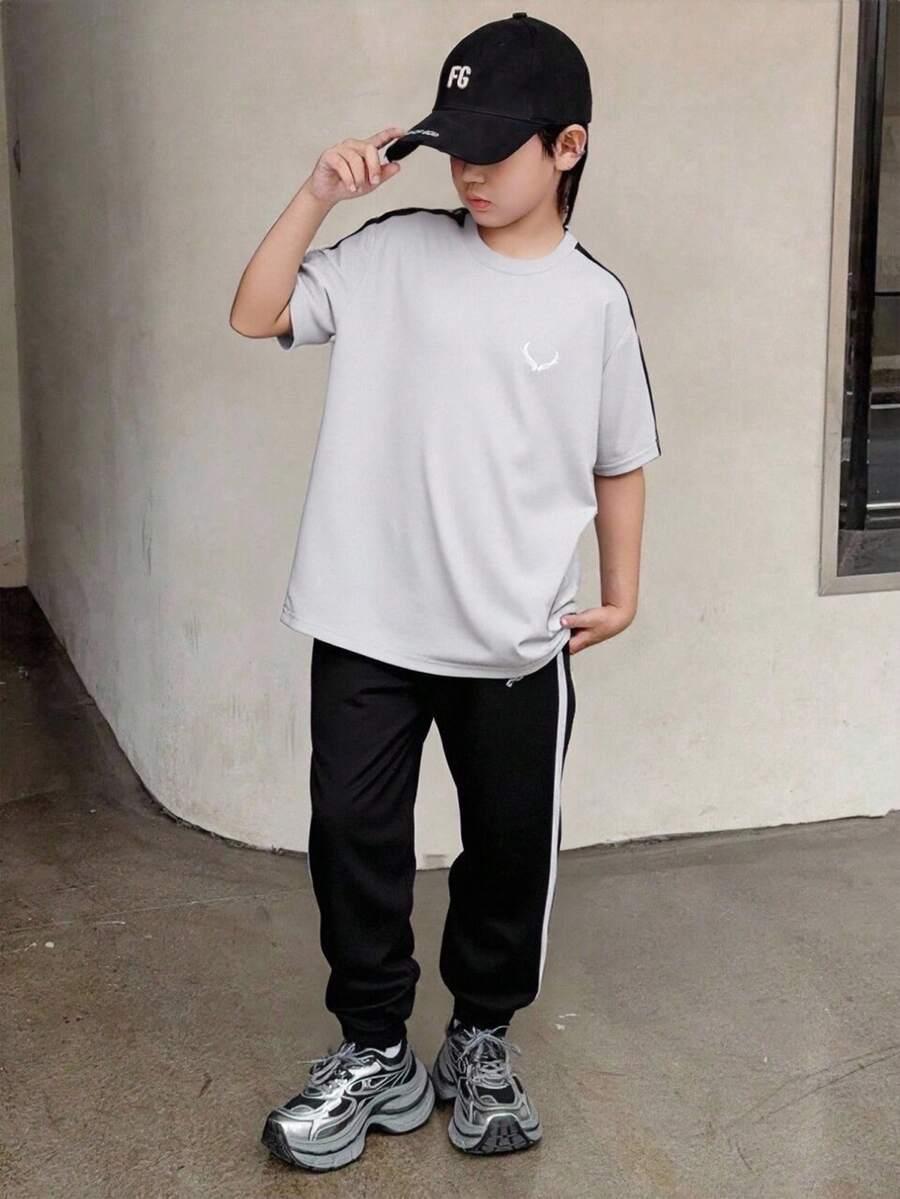SHEIN Tween Boy Casual Striped Color-Block Antler Embroidery Short Sleeve T-Shirt And Long Pants Two-Piece Set, Spring/Summer, School, Campus, College
