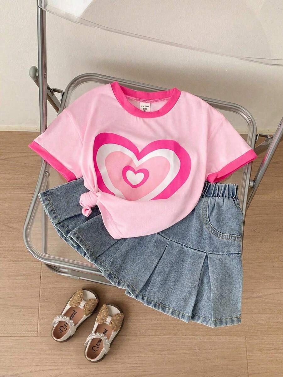 SHEIN Genkimix Kids 2 件套女孩牛仔蓝色优雅学校假期可爱粉色针织拼布撞色心形印花短袖上衣和灰蓝色牛仔休闲裙套装,春夏 - 粉色 - 查看 1