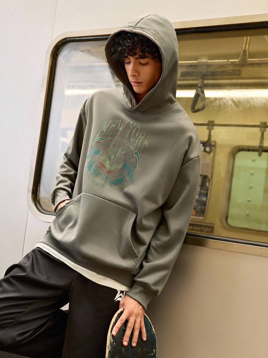 Open Phase STONE DISTRICT 男士字母和自由女神像印花口袋落肩连帽衫，学院风图案卫衣，街头服饰，适合秋冬春夏 - 深灰色 - 查看 1