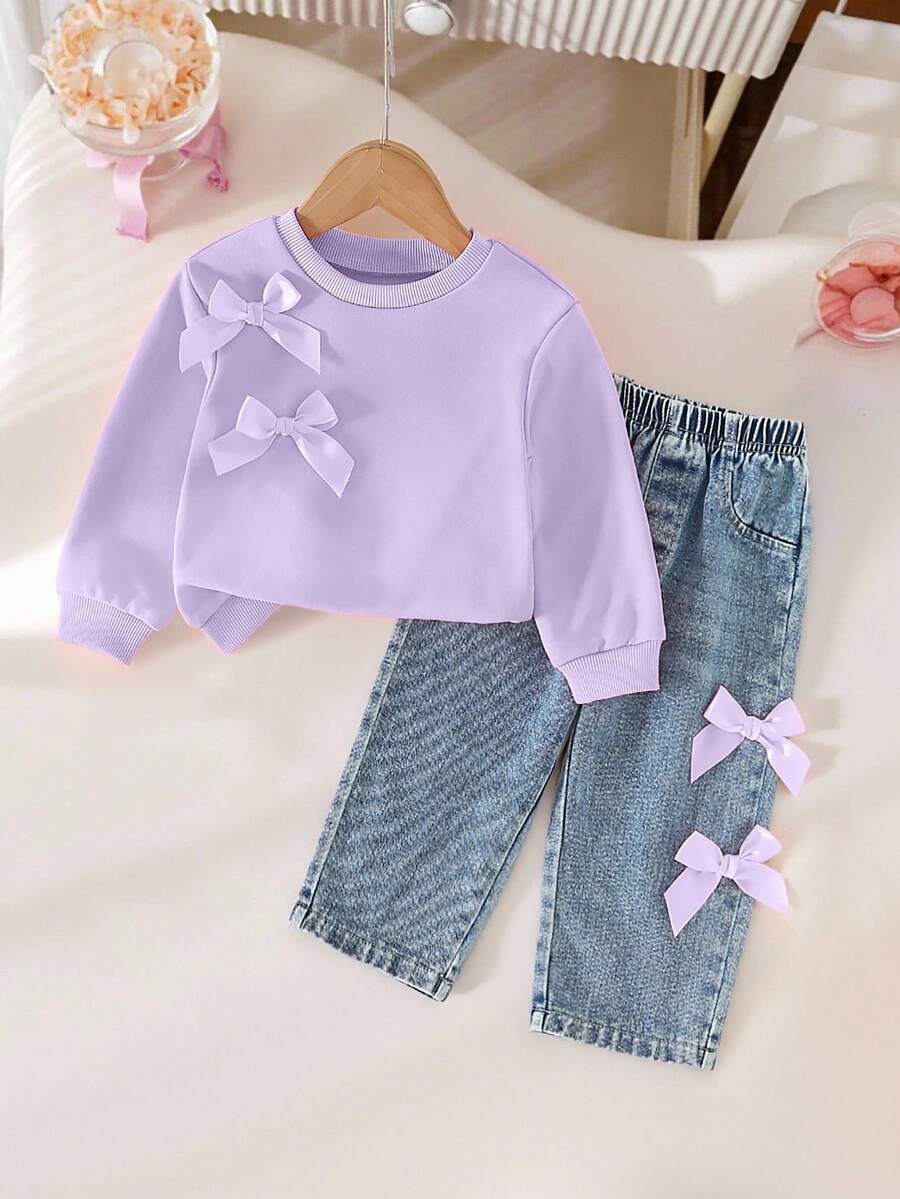 SHEIN Playful Pals 2 件套幼儿女童休闲可爱蝴蝶结圆领插肩袖运动衫和松紧腰宽松直筒牛仔裤，返校装，适合春季、秋季 - 紫色 - 查看 1