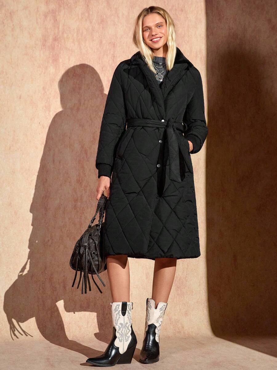 Bóhologie Luksusowy, ocieplany płaszcz zimowy z kołnierzem ze sztucznego futra, wyrafinowana puchowa kurtka w romby, nowoczesna innowacja w pasie z paskiem, profesjonalny, średniej długości, niezbędny płaszcz z bocznymi kieszeniami, wodoodporna technologia, elegancki, kopertowy przód, element garderoby gotowy na zimę, płaszcze damskie, płaszcze, kurtka, kurtki damskie - Czarne - Zobacz 1