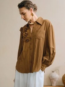SHEIN LUNE 女士粘胶纤维面料3D立体花卉水钻装饰优雅浪漫通勤纽扣衬衫，适合办公室穿着，四季皆宜，奶油黄色衬衫，女士上衣，商务休闲女装，教师女装，外出女装，宽松女式衬衫，趣味衬衫，女士秋季必备 - 棕色 - 查看 3