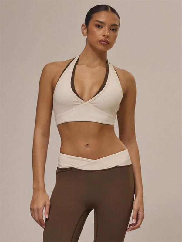 Musera Sport Sujetador deportivo de cuello halter con escote profundo y capas de contraste doble, solo para gimnasio, actividades deportivas y entrenamiento, otoño, remolino de canela
