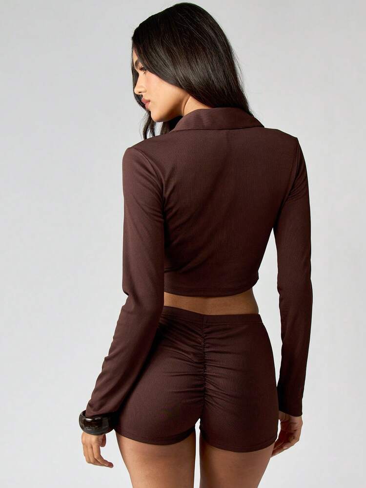 MISSGUIDED リブ編みのボタンダウンクロップトップとホットパンツ