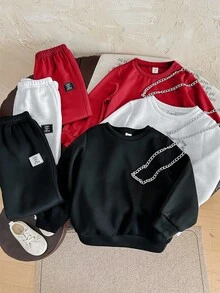 SHEIN 6 件套年轻男童休闲圆领运动衫和印花运动裤套装，高性价比，包含 1 条金属项链配饰，适合户外玩耍、街头摄影、派对、返校、生日、迎婴派对、节日派对、秋冬，羊毛，加厚 - 紅色 - 查看 4