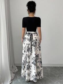 Rafferiza Petite 女士花卉印花方领优雅短袖连衣裙 - 黑與白 - 查看 2
