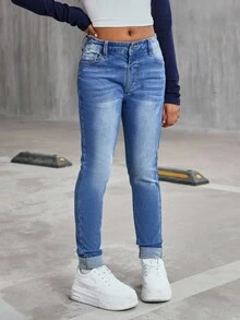 青少年女孩破洞牛仔裤，时尚休闲洗水蓝色牛仔裤，磨损下摆，卷边袖口，弹力紧身版型，适合上学和日常穿着 - 中等水洗藍 - 查看 3