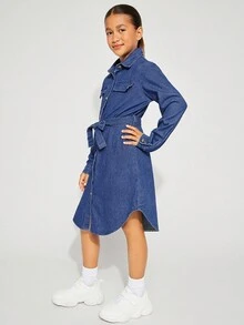 Radiana 青少年女孩休闲翻盖细节纽扣前系带长袖衬衫牛仔连衣裙，青少年女孩秋季服装返校装 - 中等水洗藍 - 查看 5
