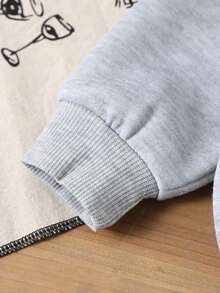 SHEIN 1 conjunto de niño pequeño de pantalón de cintura elástica lisa y sudadera con cremallera media abierta de unicolor de manga larga. Un conjunto cálido y cómodo adecuado para que los niños usen en otoño y primavera. Este conjunto no solo es adecuado para salir, sino también para usar en casa. Este versátil y duradero conjunto es adecuado para varias ocasiones en la vida diaria de los niños pequeños, manteniéndolos a la moda y cómodos en las temporadas de primavera y otoño. - Gris - Ver 4