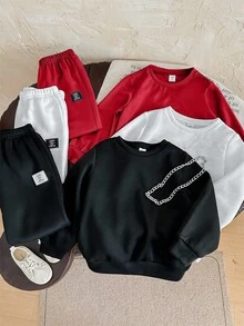 SHEIN 6 件套年轻男童休闲圆领运动衫和印花运动裤套装，高性价比，包含 1 条金属项链配饰，适合户外玩耍、街头摄影、派对、返校、生日、迎婴派对、节日派对、秋冬，羊毛，加厚 - 紅色 - 查看 2