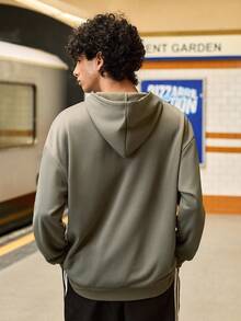 Open Phase STONE DISTRICT 男士字母和自由女神像印花口袋落肩连帽衫，学院风图案卫衣，街头服饰，适合秋冬春夏 - 深灰色 - 查看 2