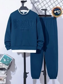 SHEIN 2 件套儿童青少年男童休闲字母 3D 压花图案圆领套头衫和纯色裤子针织 2 件套服装套装，适合通勤、上学、休闲、旅行、运动、春夏秋冬，羊毛，加厚 - 霧霾藍 - 查看 1