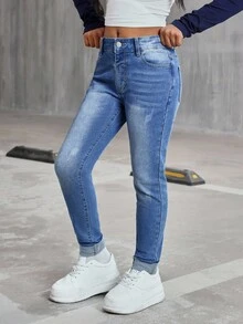 青少年女孩破洞牛仔裤，时尚休闲洗水蓝色牛仔裤，磨损下摆，卷边袖口，弹力紧身版型，适合上学和日常穿着 - 中等水洗藍 - 查看 4