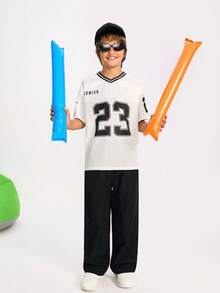 SHEIN 青少年男孩图形数字和字母印花篮球球衣 T 恤上衣和黑色工装口袋裤两件套休闲街头套装假日服装 - 黑與白 - 查看 6