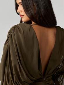 MISSGUIDED 长袖迷你连衣裙，雪纺材质，垂褶设计，适合晚宴、俱乐部派对、婚礼宾客穿着，V领扭结前襟，修身剪裁，泡泡袖。 - 橄欖綠 - 查看 8