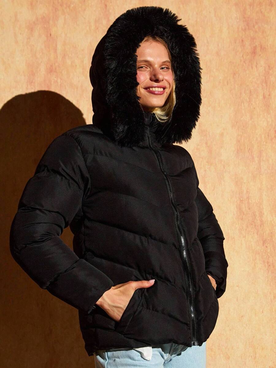 Bóhologie 女式人造毛皮连帽羽绒夹克，人字形绗缝保暖冬季外套，正面拉链和口袋细节，适合寒冷天气的休闲外套 - 黑色 - 查看 1