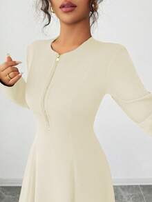 Selianne Robe mi-longue élégante pour femmes, col rond, fermeture éclair avant, design Top de gamme ajusté à la taille avec manches longues évasées. Couleur marron café, convient pour les déplacements en automne