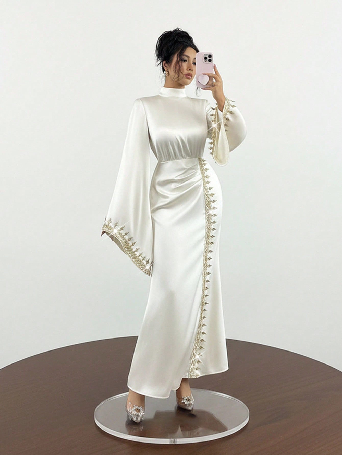 فستان نسائي أنيق بأكمام واسعة مزين بتطريز زهري من...