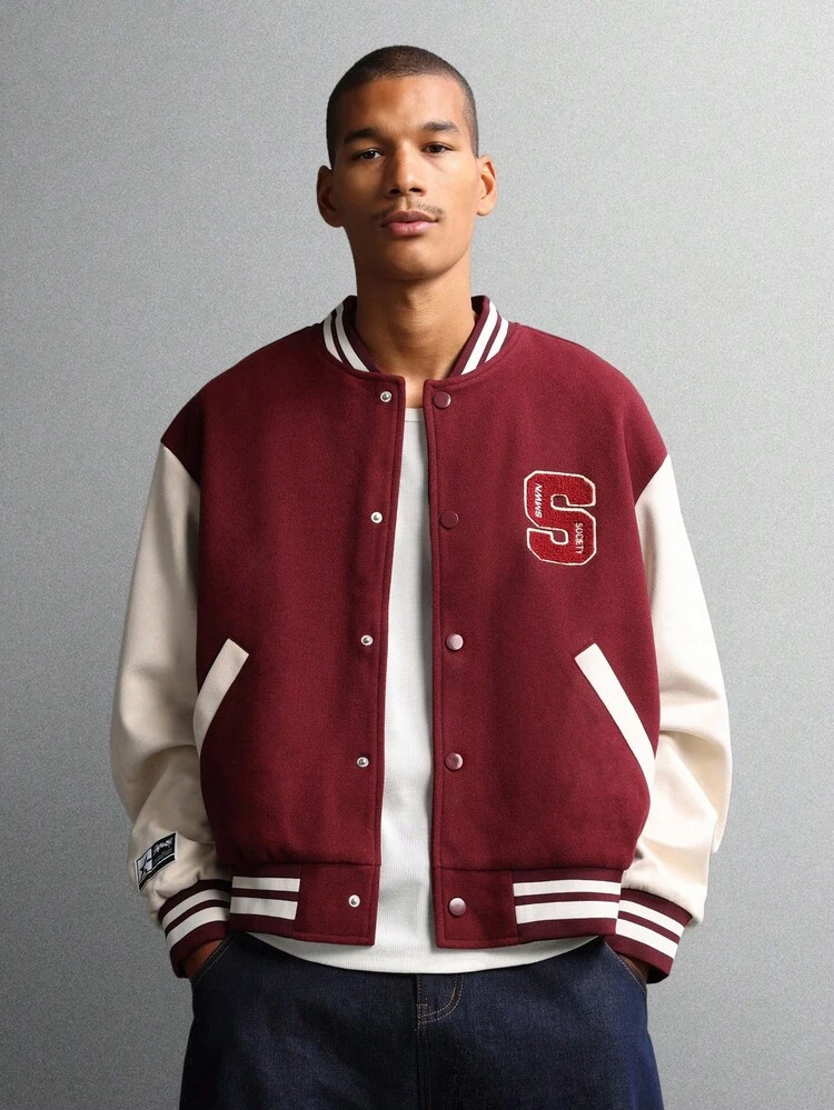 Jaqueta bomber clássica com letras universitárias e mangas contrastantes