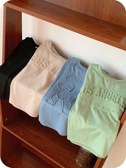 SHEIN Set de 4 camisetas de manga corta con estampado de letras en relieve, cómodas y casuales versátiles para niños pequeños, aptas para primavera, verano, otoño, invierno, uso diario, ropa deportiva, al aire libre, escuela, fiestas, vacaciones, sesiones de fotos, vuelta al cole