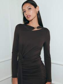 Nöista 优雅的黑色长连衣裙，采用不对称领口和褶皱腰部设计；是女士春假服装中精致现代的单品，非常适合感恩节晚餐、女士生日派对和优雅的庆祝活动。