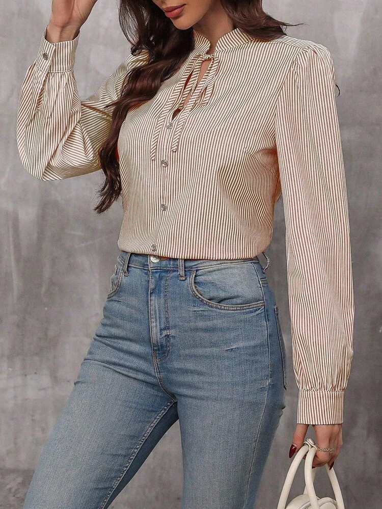SHEIN LUNE Camisa casual de mujer con diseño de botones, cuello de corbata y mangas abullonadas a rayas - Óxido marrón - Añade 5