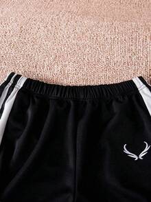 SHEIN Tween Boy Casual Striped Color-Block Antler Embroidery Short Sleeve T-Shirt And Long Pants Two-Piece Set, Spring/Summer, School, Campus, College