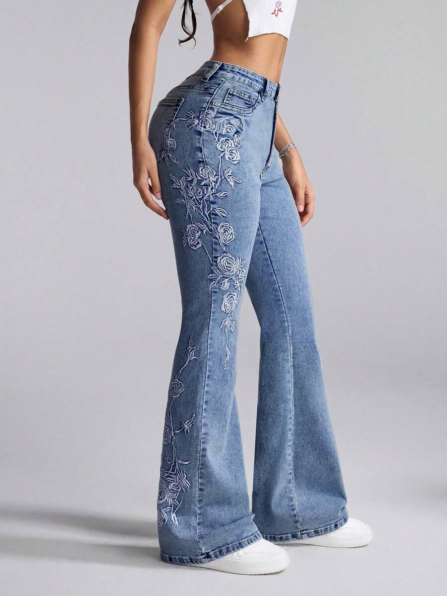 SHEIN ICON 大码休闲水洗花卉刺绣喇叭牛仔裤 - 淺色水洗藍 - 查看 1