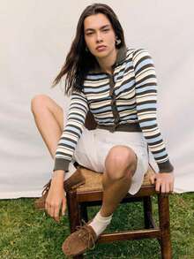 Nöista 条纹针织开衫，长袖，经典领口，前襟纽扣设计，是一款百搭的复古风外套，非常适合女性冬季服装、轻松休闲造型、精致日常装扮、节日夏季装扮和轻松春季造型。 - 藍色 - 查看 4