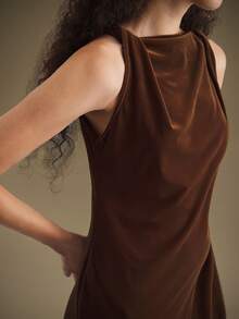 Ontre Elegant Brown Velvet Off Shoulder Twist Midi Dress, Sleeveless Straight Dress, Minimalist Style, Daily Wear, Business Commute, New 2025 Collection Brown Dress Modern Urban Casual Fashion Business Casual Women's Office Wear Low-Key Old Money Style Effortless Temperament High-End Urban Commuting High-Quality Airport Women's Wear High-End Material High-End, Elegant, Old-Fashioned Cruise Clothing Christmas Atmosphere Velvet Dress With Special Shoulder Design