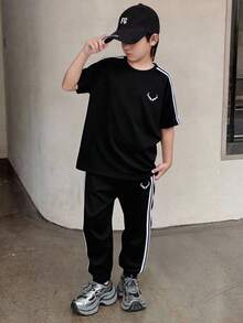 SHEIN Genkimix Kids Conjunto de verano para niño preadolescente con camiseta de manga corta con rayas laterales y pantalón deportivo