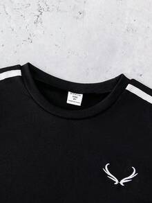 SHEIN Genkimix Kids Conjunto de verano para niño preadolescente con camiseta de manga corta con rayas laterales y pantalón deportivo