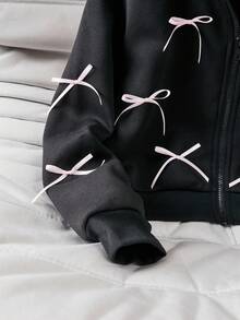 SHEIN 少女外套，纯色时尚蝴蝶结卫衣夹克，舒适加厚保暖内衬卫衣面料，袖口蝴蝶结装饰，青春活力少女风，适合返校季或秋冬季休闲户外穿着。 - 黑色 - 查看 3