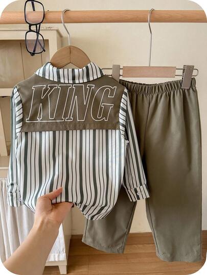 SHEIN 2 件套年轻男孩休闲运动复古风格宽松条纹领子和大字母印花衬衫和裤子套装，适合返校、儿童、生日派对、晚会、婚礼、洗礼、开幕式、日常穿着、学校、旅行、运动、春夏季