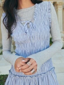 Nöista 蓝色迷你连衣裙，饰有竖黑条纹，荷叶边短袖，上身褶饰，领口系带。采用轻盈透气面料制成。柔美、休闲、俏皮、舒适、修身、夏日、别致、时尚、质感、百搭、青春、清新、轻盈、休闲。 - 彩色 - 查看 5