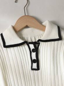 SHEIN 少女休闲优雅通勤复古撞色纽扣装饰荷叶边下摆腰部喇叭领纽扣开衫毛衣裙，拼色，饰边和翻领细节，纽扣，毛衣，学院风，优雅，约会，派对，度假，旅行，喇叭裙，厚毛衣秋冬女装 - 黑與白 - 查看 5