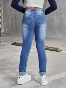 青少年女孩破洞牛仔裤，时尚休闲洗水蓝色牛仔裤，磨损下摆，卷边袖口，弹力紧身版型，适合上学和日常穿着 - 中等水洗藍 - 查看 2